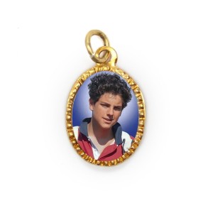 MD103335P10 - Medalha Beato Carlo Acutis Alumínio Oval Dourada c/ 10un. - 2X1,3cm