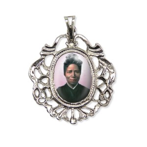 MD129073 - Medalha Santa Josefina Bakhita Camafeu Níquel - 5x4,2cm